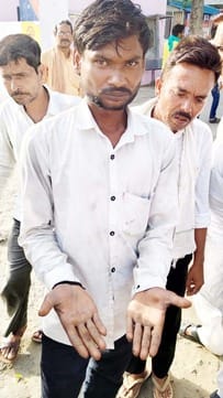 Puwaiyan police beat the brother of the accused of theft with a stick