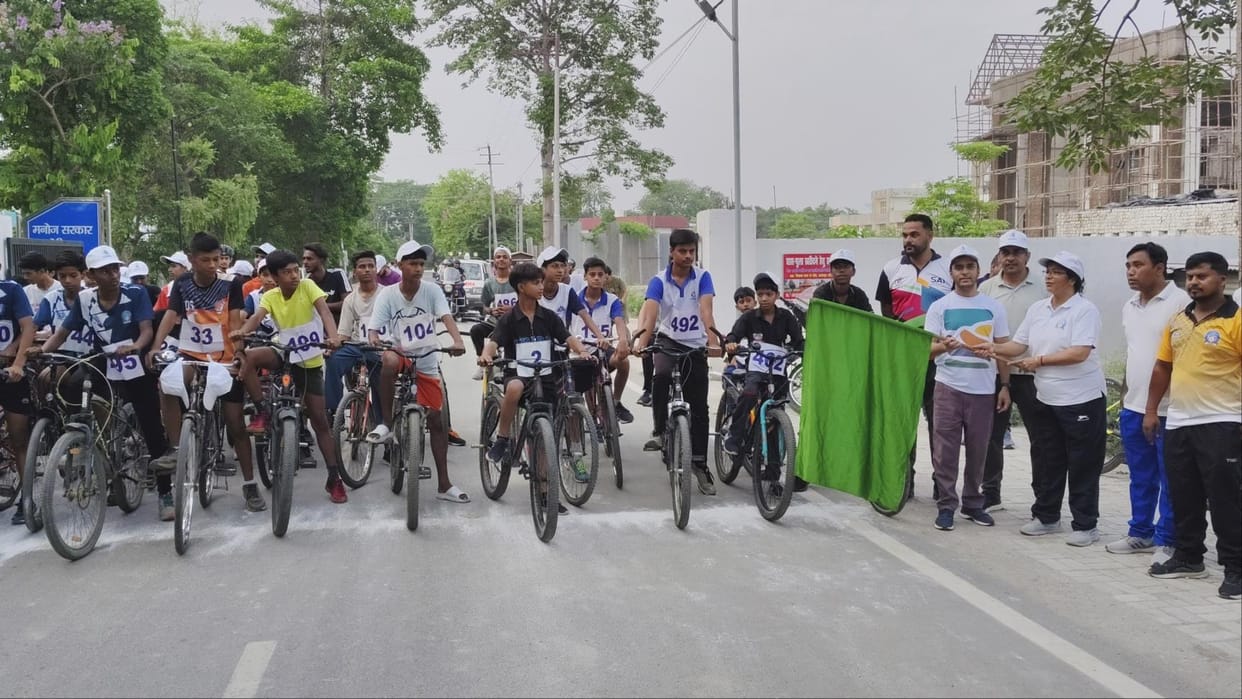 Manya and Akshay won the cycle race