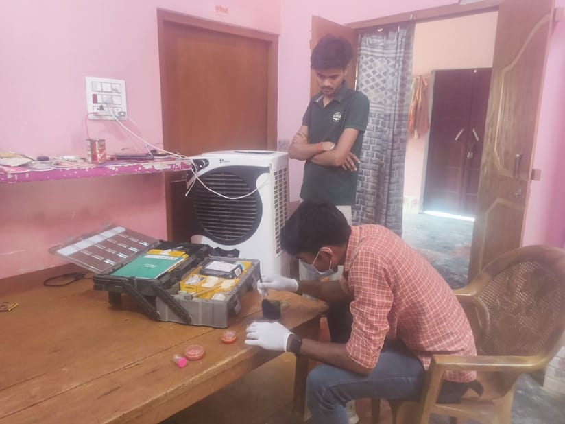 Lakhs stolen from two houses in Jamouhra village