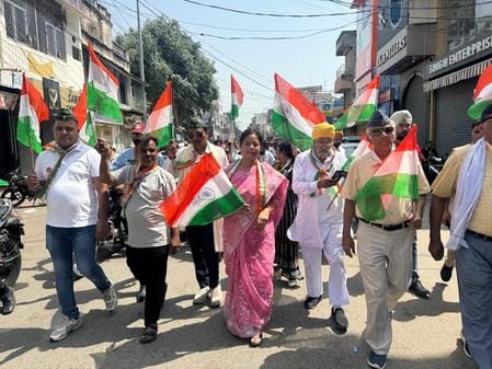 Flowers were showered on Shaurya Tiranga Yatra, Bharat Mata was hailed