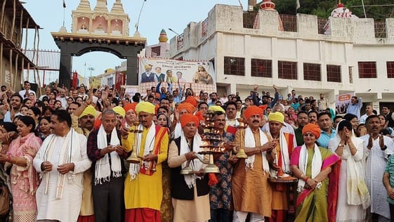 Conch blowing at Har ki Pauri on the occasion of Ahilyabai's birth anniversary