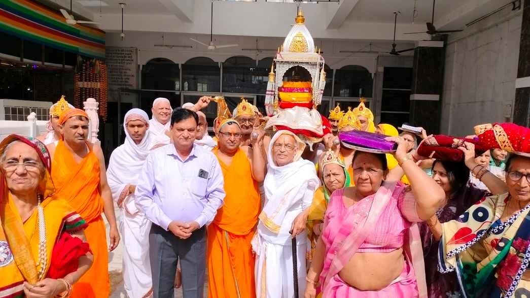 A mother who gives birth to a child like a Tirthankara is the best