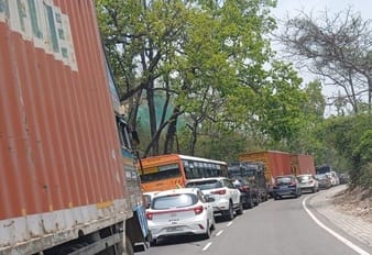 Doon Highway jammed for eight hours due to overturning of a truck full of garbage