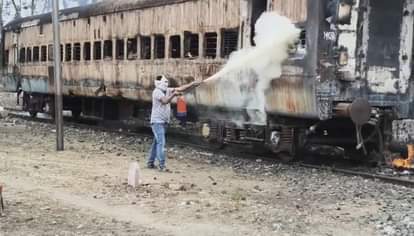 आग बुझाते कर्मचारी