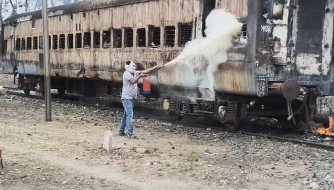 आग बुझाते कर्मचारी