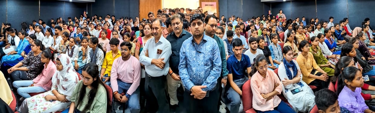 Faces lit up after receiving the honor, students got inspiration to move forward