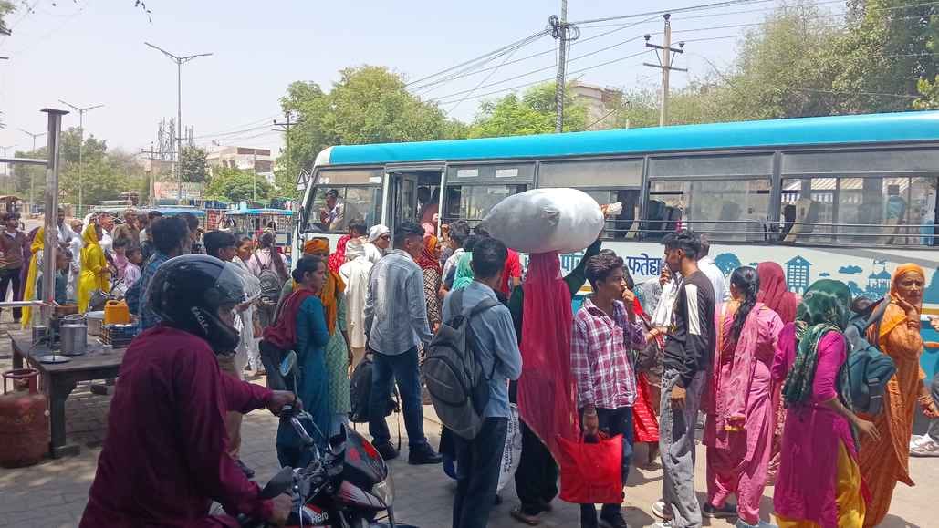 The bus did not arrive on the Bhattu route for two hours, passengers faced problems