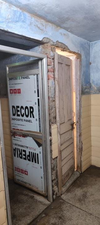 General hospital building in dilapidated condition, people are demanding construction of a new building