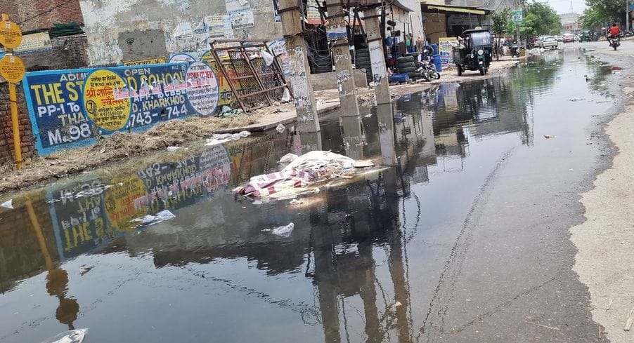 Delhi road filled with water, anger among shopkeepers
