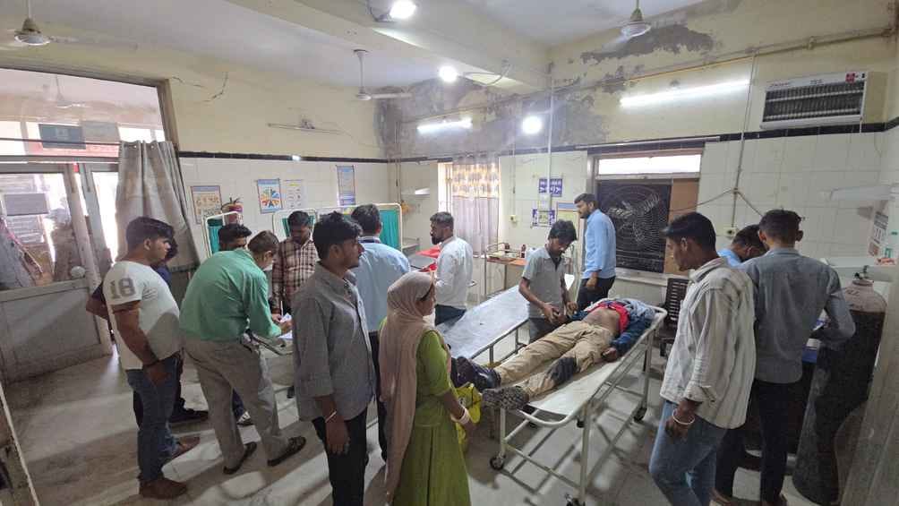 घायलों को नाहटा हॉस्पिटल लाया गया