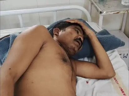 अस्पताल में भर्ती पीड़ित व्यक्ति।