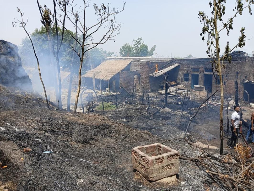 Fire broke out due to gas leakage while cooking, two houses burnt to ashes