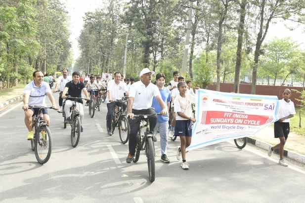 The bicycle rally gave the message of staying fit
