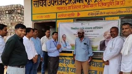 किसानों को जानकारी देते हुए कृषि वैज्ञानिक