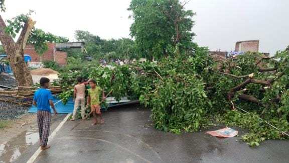 Poles and wires broken due to storm and rain, power supply disrupted in 500 villages