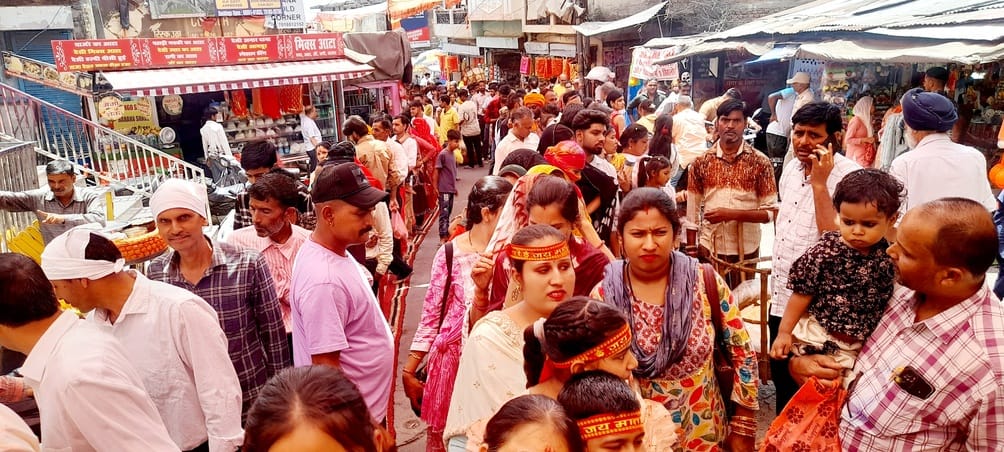 19 thousand devotees paid obeisance, devotees stood in long queues in the sun