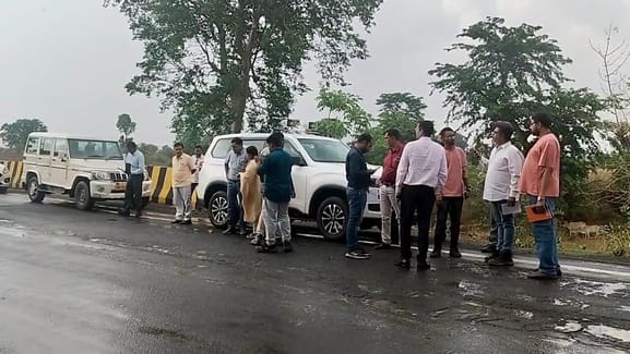 निरीक्षण करते टीम के सदस्य