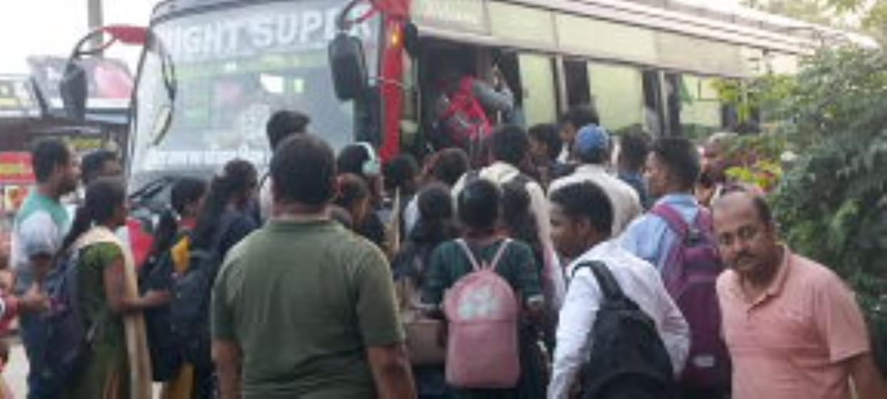 A test of patience in traffic jam, jostling to get on the bus