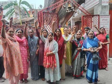 Opposed the cutting of the tree that fell in Pandey Baba temple