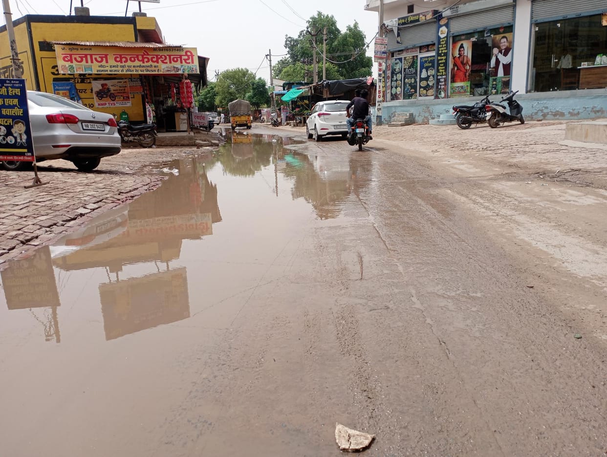 Waterlogging on the railway station road, passengers are facing problems