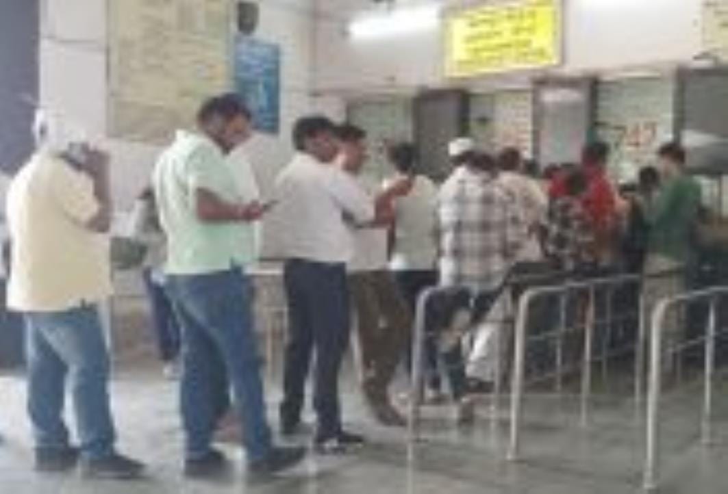 Reservation service resumed, crowd at the counter