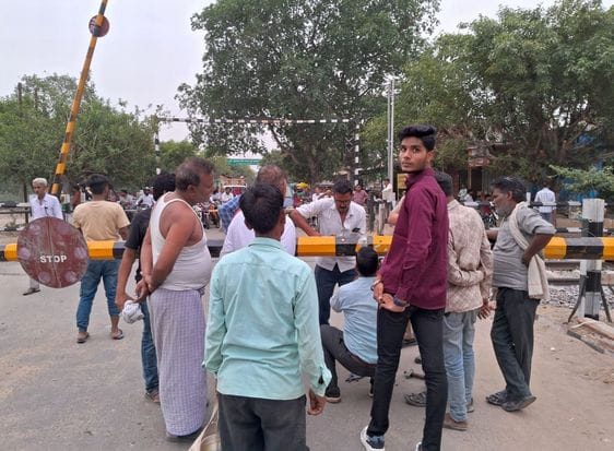 The boom of the railway gate was damaged, vehicles got stuck in the jam for one hour