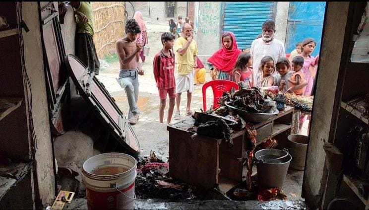 Fire broke out in a grocery store, goods worth lakhs burnt