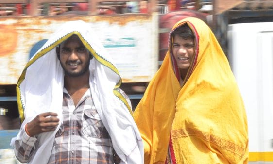 The scorching hot westerly wind is blowing, people are drenched in sweat