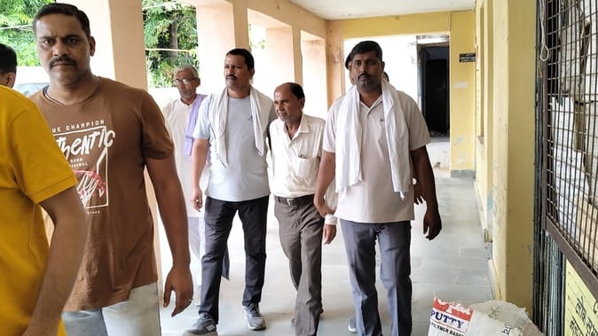 Morena News: Lokayukta team arrested Babu taking bribe of four thousand rupees