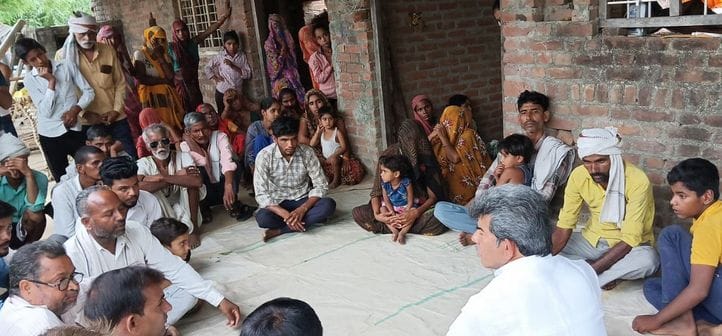 Former MLC reached Bichola, met the victim's family and provided financial help