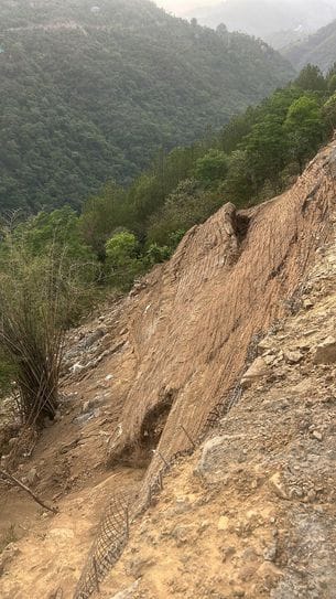 The foundation of the four-lane bridge collapsed in Tandu, increasing danger