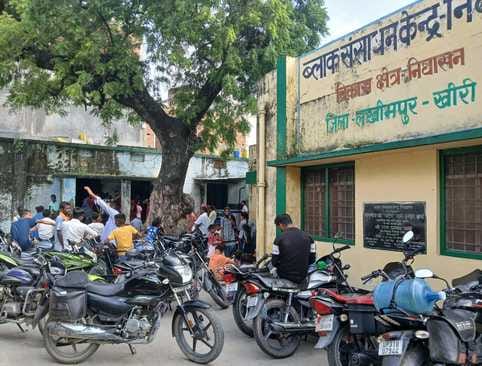 There is not a single Aadhaar centre in Nighasan, troubled people are making rounds