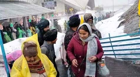 Snow fell in Hemkund Sahib on the third day too