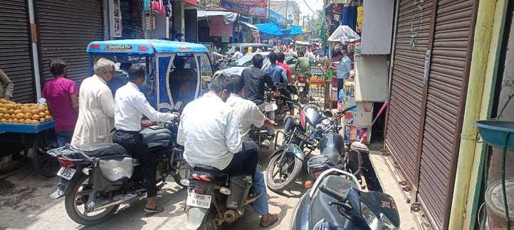 The city struggled with traffic jam, vehicles were seen crawling on the roads