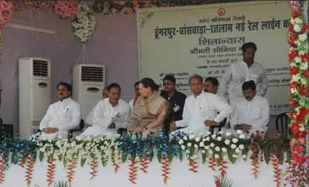 बांसवाड़ा रेल परियोजना शिलान्यास अवसर पर मंच पर मौजूद तत्कालीन केंद्रीय मंत्री और पूर्व मुख्यमंत्री अशोक गहलोत