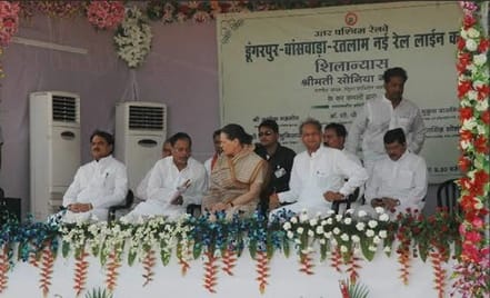 बांसवाड़ा रेल परियोजना शिलान्यास अवसर पर मंच पर मौजूद तत्कालीन केंद्रीय मंत्री और पूर्व मुख्यमंत्री अशोक गहलोत