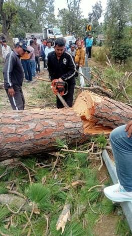 Laluwapani-Banlekh road remained closed for nine hours due to debris.