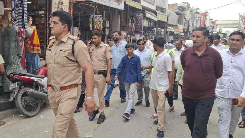 ACP came on the streets again with JCB, shopkeepers themselves removed encroachment