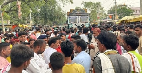 Bihar news  Uncontrolled truck hits bike rider, 2 youths die, villagers block the road