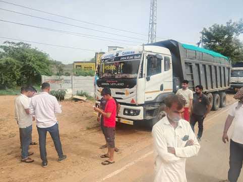 Chief Minister's Flying Squad caught overloaded vehicles, fined Rs 5.25 lakh