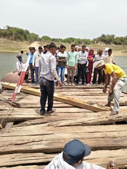 Galauli-Bara pontoon bridge in Yamuna repaired
