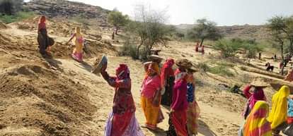 Kanpur MNREGA scam Photo shows female workers attendance is male wages embezzled