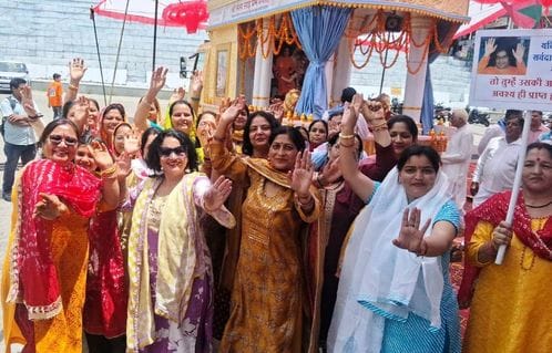 The divine chariot flowing with love was bid farewell with dancing and singing