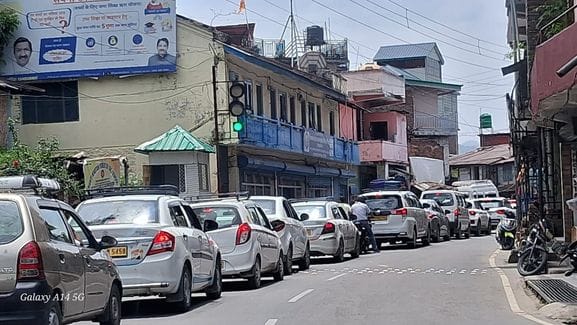 Jogindernagar is getting jammed due to pressure of tourist vehicles