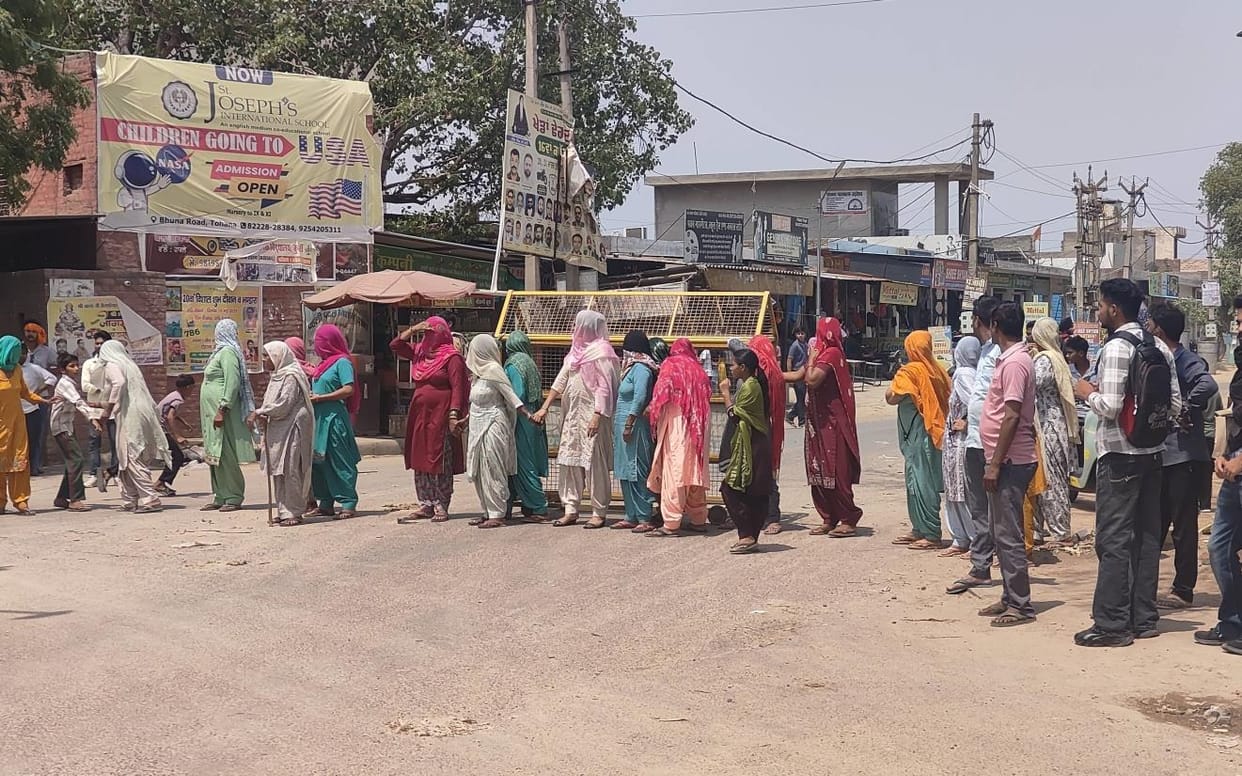 Villagers blocked the road after water was not reduced in the canal; no trace of Jatin, who drowned while bathing in the Ratia branch canal, was found. Divers were engaged late into the night