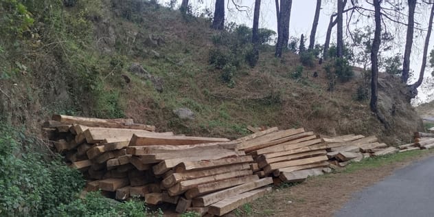 A spark proves to be very dangerous for Khundiyan, fire is reaching residential areas