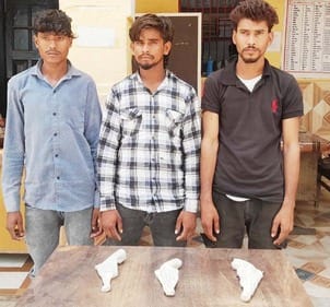 Three youths arrested with pistols in Khutar