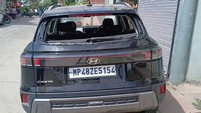 Betul News: Mentally unstable youth broke the windows of several vehicles