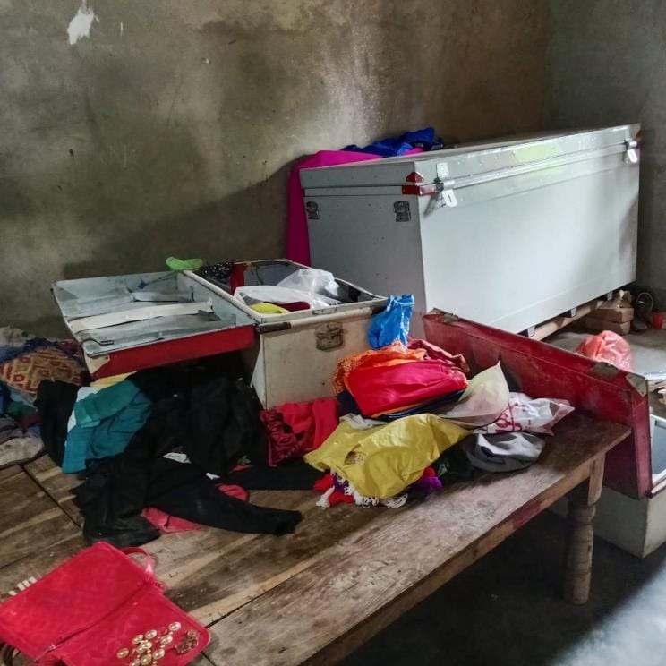 Family members were sleeping on the roof, thieves stole goods worth eight lakhs