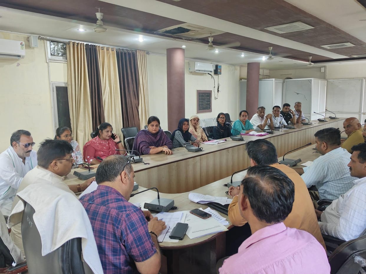 The municipal council house meeting... Traffic lights will not be installed at Bighad Chawk, a modern library will be built in the Children's House